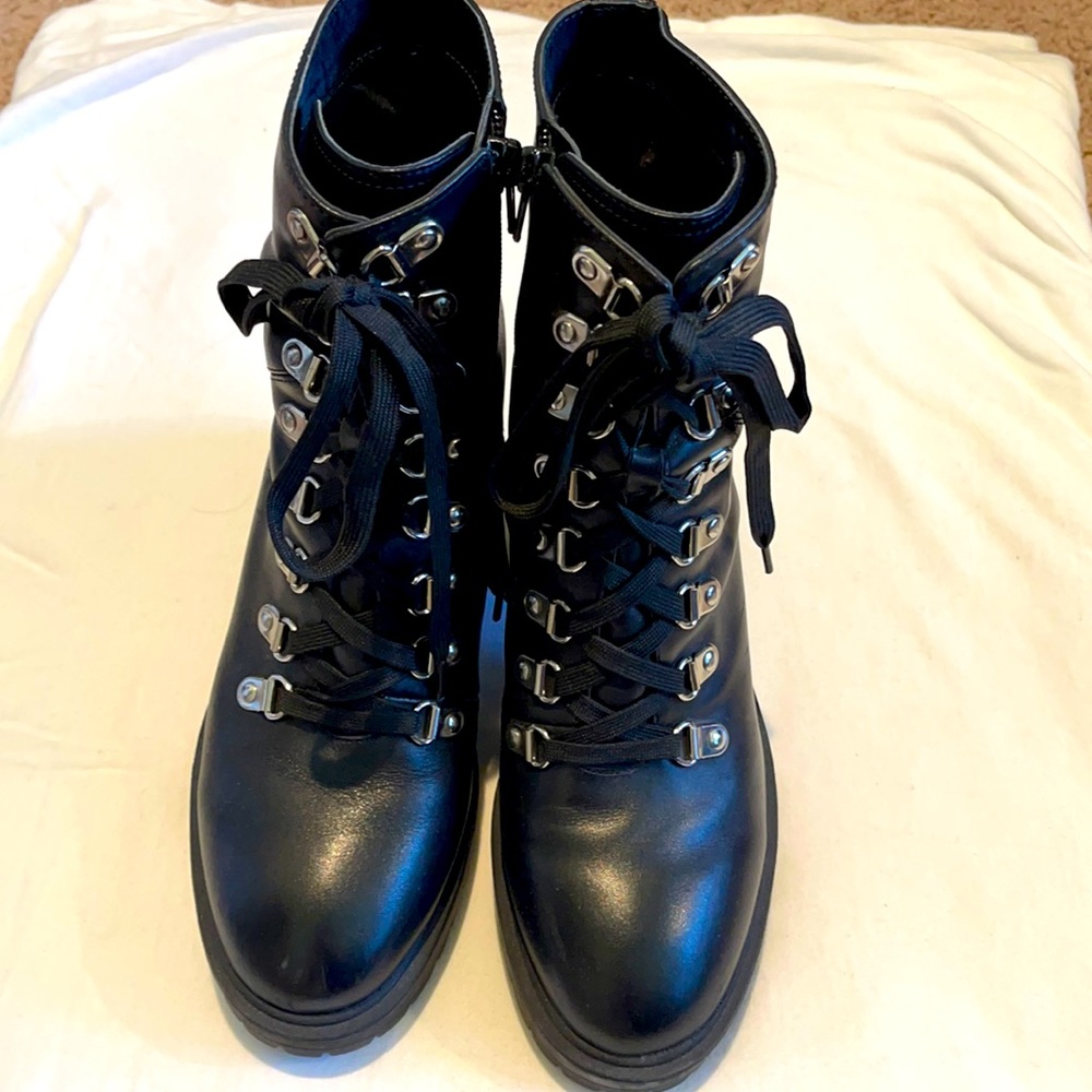 Steve Madden size 8 black platform bootie lugg sol.